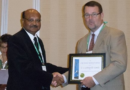 ICRISAT 's Dr C L Laxmipathi Gowda (L) receiving the award from Dr Jeffrey Volenec, president, Crop Science Society of America (R)